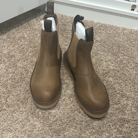 New in box Sorel Hi-Line Chelsea boots, size 7.5 - Picture 3 of 3